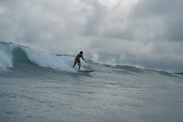Maximilian Martin surft auf Galapagos.