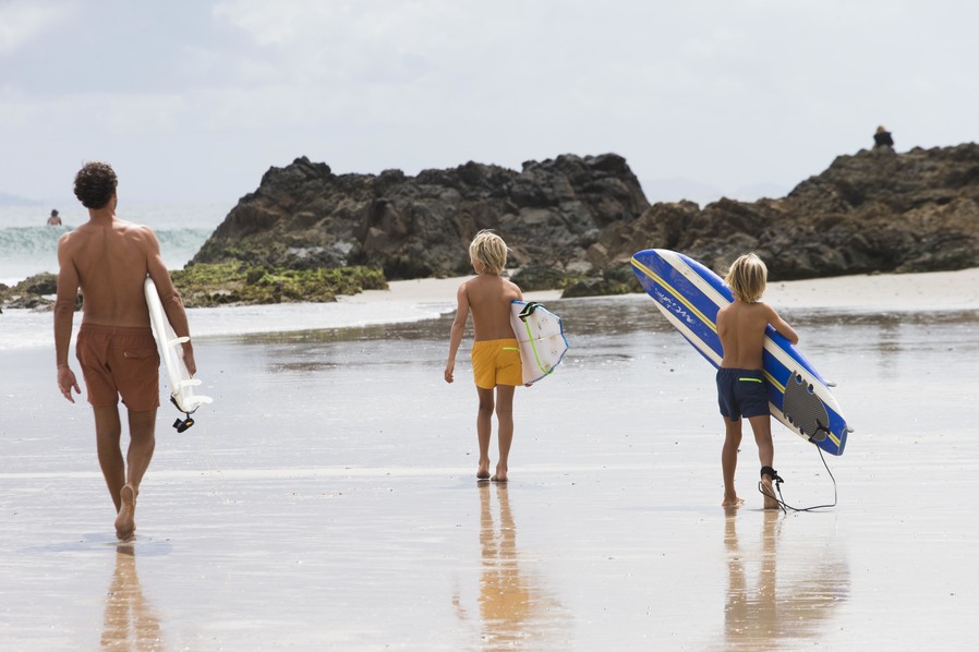 Courtney Adamos Mann und Söhne beim Surfen