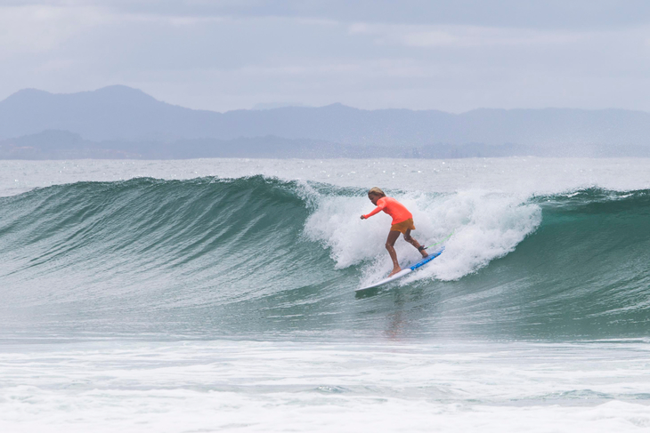 Courtney Adamos Sohn Easton surft am Strand von Byron Bay