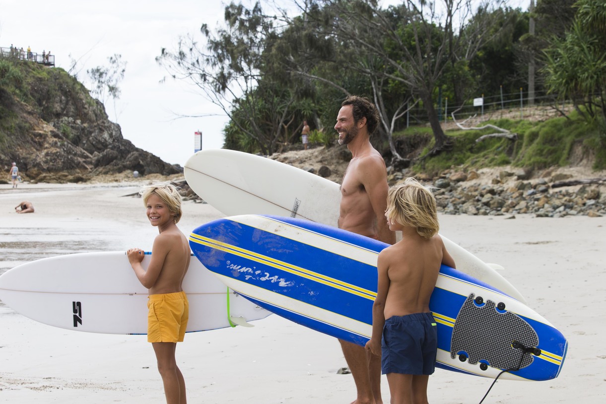 Courtney Adamos Mann und Söhne beim Surfen