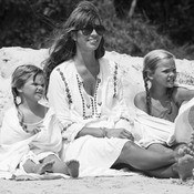 Courtney Adamo und ihre Töchter am Strand.