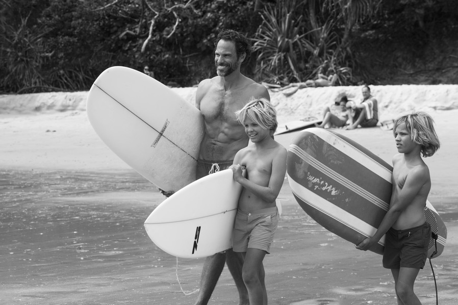 Courtney Adamos Mann und Söhne beim Surfen