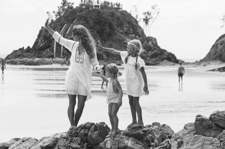 Courtney Adamo und ihre Töchter am Strand.