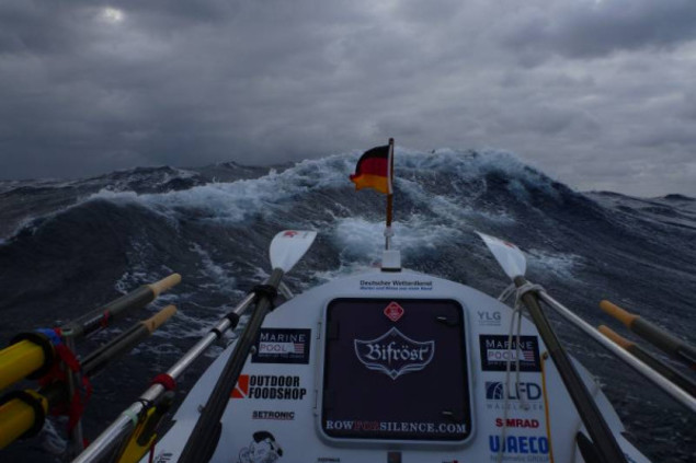 Janice Jakaits Ruderboot im Sturm während ihres Rudertrips über den Ozean.