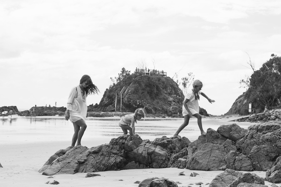 Courtney Adamo und ihre Töchter am Strand.