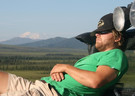 Entspannen auf der Defender Motorhaube im Denali Nationalpark
