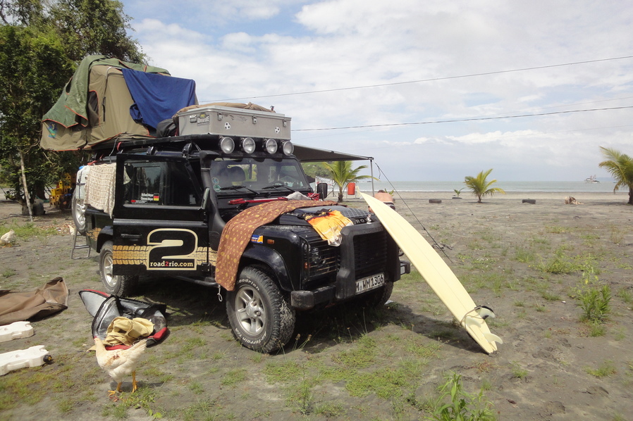 Camping im Geländewagen in Mompiche in Ecuador