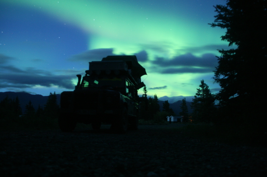 Polarlichter in Alaska über dem Dachzelt