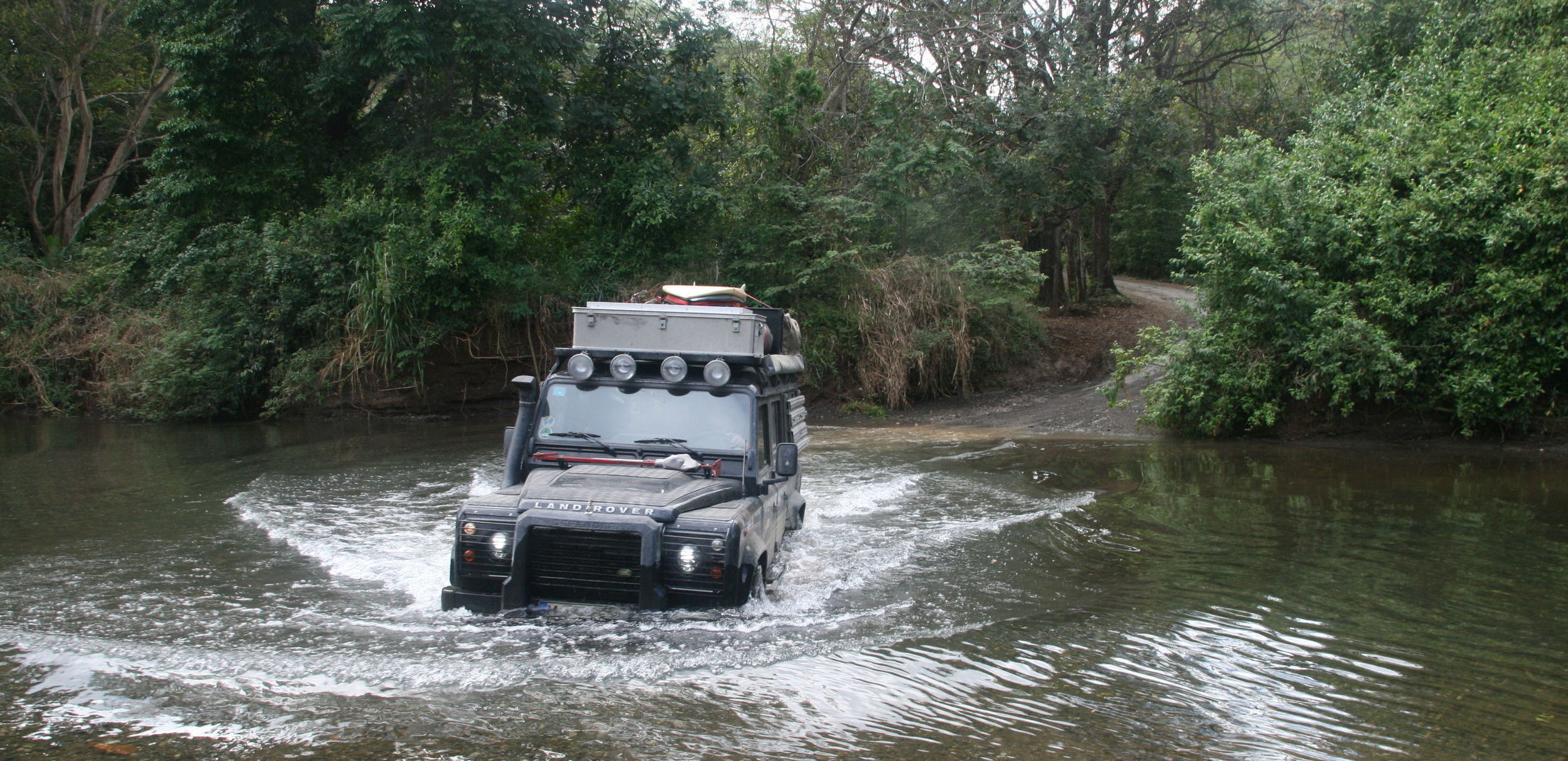 Mit dem Land Rover Defender eine Flußdurchquerung in Costa Rica